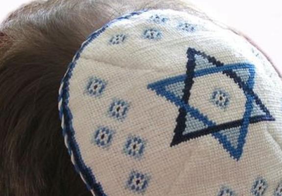 Επιτέθηκαν σε 8άχρονο επειδή φορούσε εβραϊκό σκουφάκι