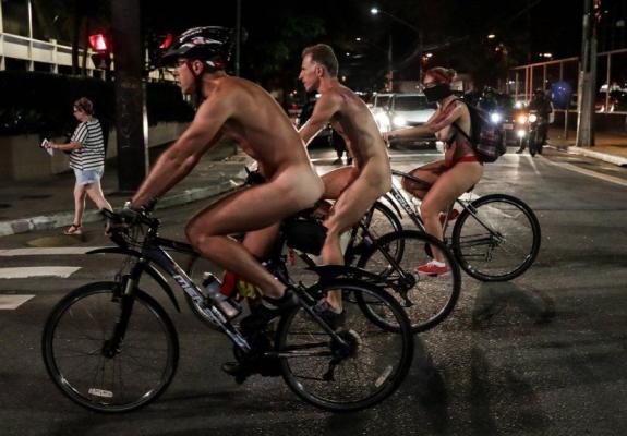 Οι ποδηλάτες στη Βραζιλία βγήκαν από τα ρούχα τους