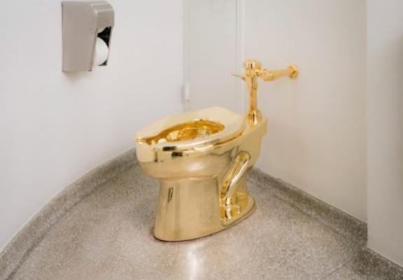 H χρυσή τουαλέτα στο Γκούγκενχαϊμ της Νέας Υόρκης