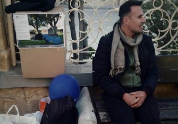 Ο Γιώργος Χ. έγινε «άστεγος για μια μέρα» στην πλατεία Φανερωμένης