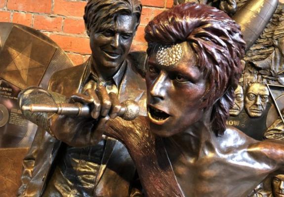 Άγαλμα του David Bowie αποκαλύφθηκε σε μικρή πόλη βόρεια του Λονδίνου