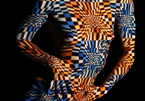 Γεωμετρία και ερωτισμός μέσα από τις φωτογραφίες του Dani Oliver
