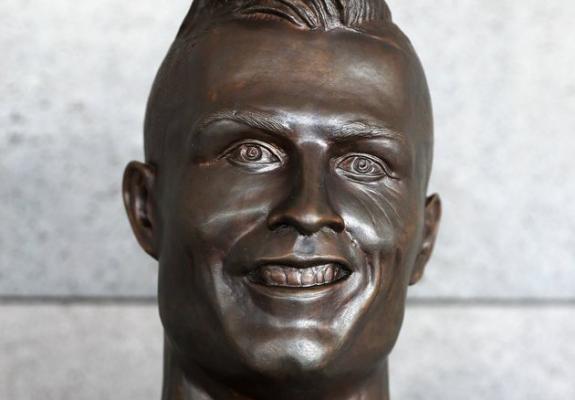 Τον γλύπτη που έφτιαξε το ασχημούλι γλυπτό του Ronaldo τον θυμάσαι;