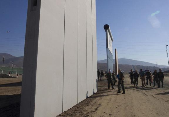 Άρχιζε να κτίζεται το «μεγάλο, όμορφο» τείχος του Trump