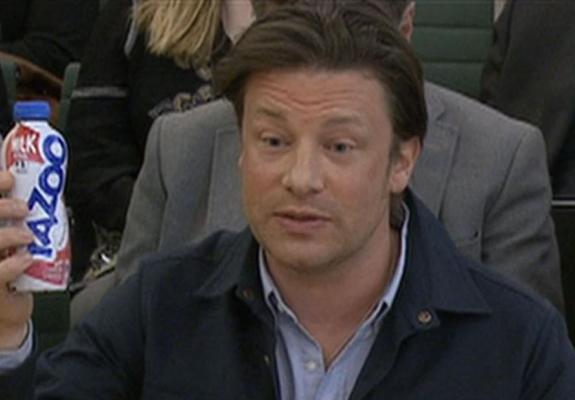 13 σημεία κατά της παιδικής παχυσαρκίας παρέδωσε ο Jamie Oliver στη Βρετανίδα πρωθυπουργό
