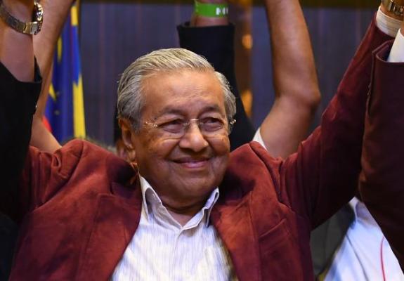 Ο 92χρονος Μαχάτιμ ορκίζεται νέος πρωθυπουργός της Μαλαισίας