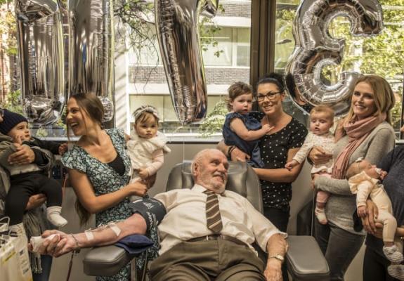 Ο άντρας με το σπάνιο αίμα που βοήθησε να σωθούν εκατομμύρια μωράκια