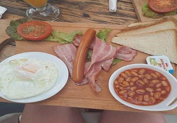 Το english breakfast που σερβιρίστηκε στην Κύπρο και έγινε θέμα σε βρετανικά ταμπλόιντ