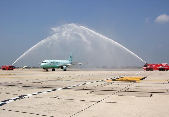 Υδάτινη αψίδα σε αεροσκάφη της Cyprus σε Ζυρίχη, Βερόνα και Πράγα