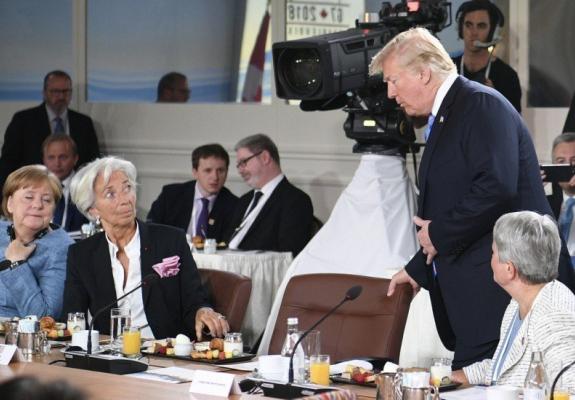Η στιγμή που ο αργοπορημένος, αγενής Τραμπ προκαλεί εκνευρισμό στη σύνοδο των G7