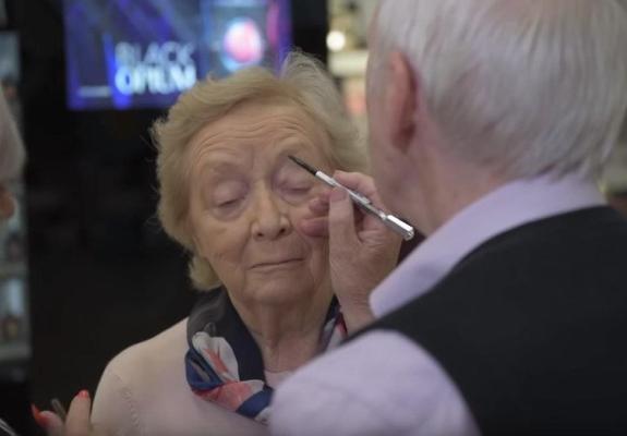 84χρονος έμαθε να κάνει το μακιγιάζ της συζύγου του προτού χάσει την όρασή της