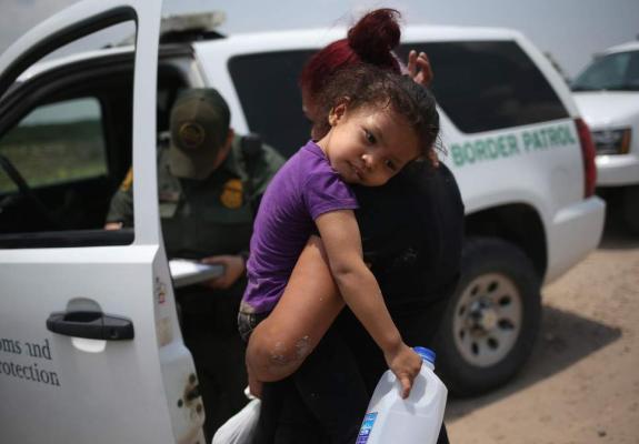 Παιδάκια που χωρίζονται από τους γονείς τους κλαίνε με λυγμούς στα σύνορα των ΗΠΑ