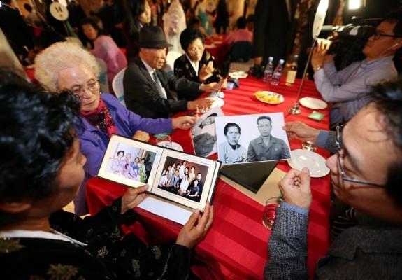Οικογένειες που είχαν χωριστεί στον Πόλεμο της Κορέας επανενώνονται