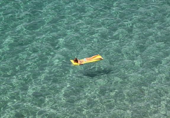 Τουρίστρια στην Κρήτη ήταν 20 ώρες χαμένη στην ανοιχτή θάλασσα πάνω σε φουσκωτό κρεβατάκι