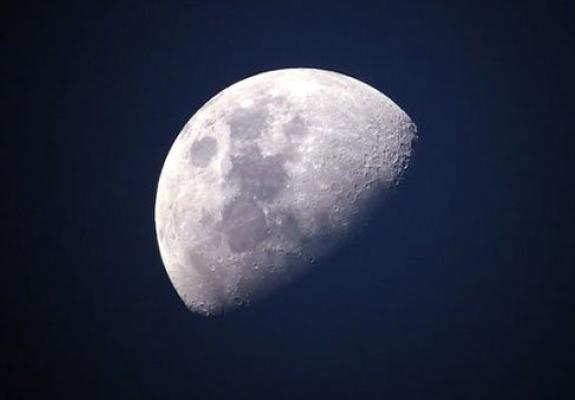 Οι καινούριες ανακαλύψεις μιλούν για νερό στη Σελήνη