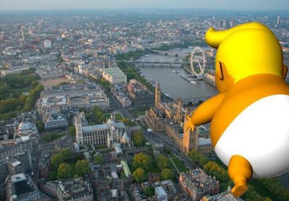 Με ένα τεράστιο baby trump μπαλόνι υποδέχονται οι Λονδρέζοι την Προεδράρα