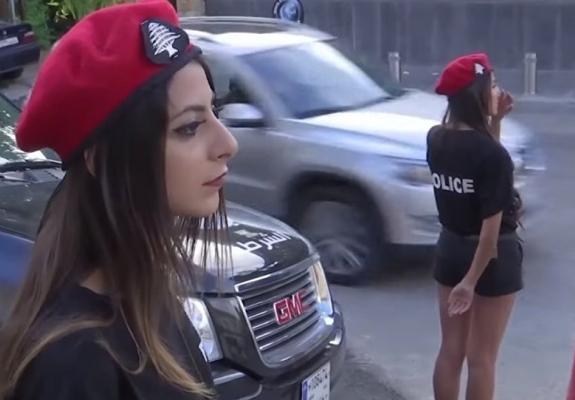 Αστυνομικίνες με σόρτς στον Λίβανο διχάζουν τους δημότες