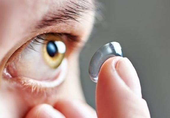 Ό,τι νέο πρέπει να γνωρίζεις αν φοράς φακούς επαφής
