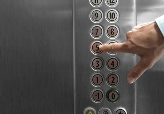 Τι πρέπει να κάνεις αν κλειστείς σε ασανσέρ