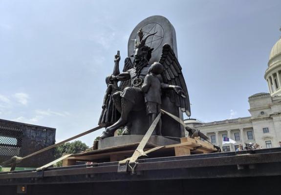 ΗΠΑ: Άγαλμα του Σατανά τοποθετήθηκε σε κυβερνητικό κτίριο