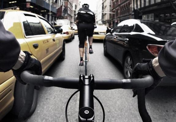 Η Uber «το γυρίζει» στα ποδήλατα