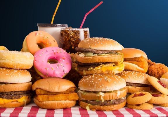 Διεθνής μελέτη: Το junk food αυξάνει τον κίνδυνο για κατάθλιψη