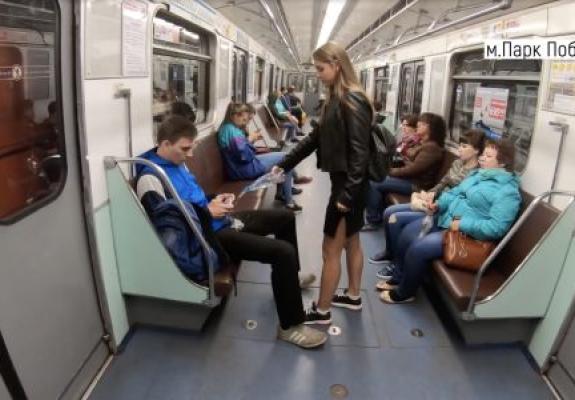Ρωσίδα δεν ανέχεται alpha males που ανοίγουν πόδια στο μετρό