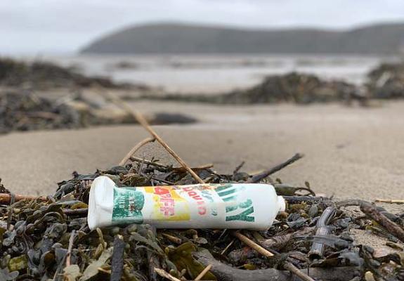 Aυτό είναι το 50 ετών πλαστικό μπουκάλι που ξεβράστηκε σε παραλία στην Αγγλία