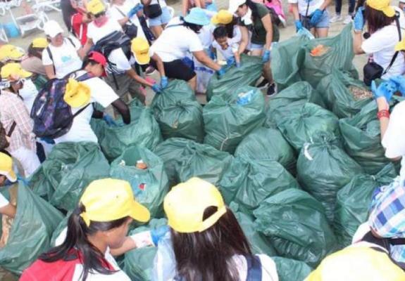 130 άτομα από Φιλιππίνες καθάρισαν εθελοντικά το Μακένζι