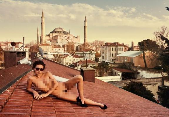 Μοντέλο του Playboy φωτογραφήθηκε γυμνό στην Αγιά Σοφιά