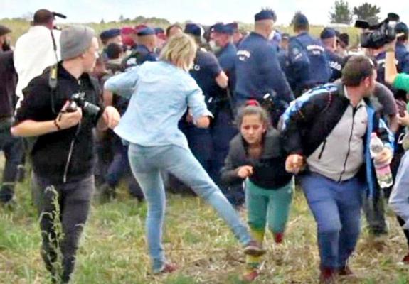 Ουγγαρία: Απάλλαξαν την δημοσιογράφο που κλώτσησε τους μετανάστες
