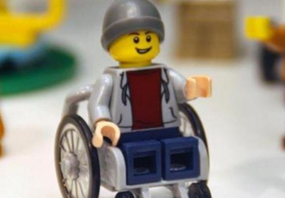 Φιγούρα της Lego κάθισε σε αναπηρικό