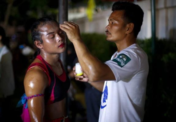 Φορώντας κοκκινάδι σε αγώνα Myai Thai στην Ταϊλάνδη