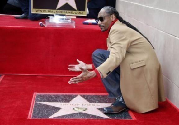 O Snoop Dogg ευχαριστεί τον εαυτό του
