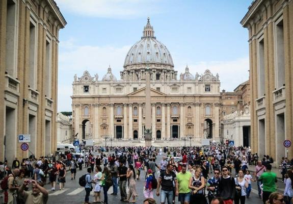 Οι ιερείς του Βατικανού καλούνται να μπουν στα σόσιαλ μίντια