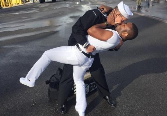 Πανικούλης στο ίντερνετ με γκέι φιλί - αναπαράσταση της ιστορικής φωτογραφίας
