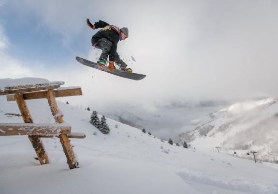 Οι snowboarders να ετοιμάζονται, ένα σχεδόν μέτρο το χιόνι στο Τρόοδος