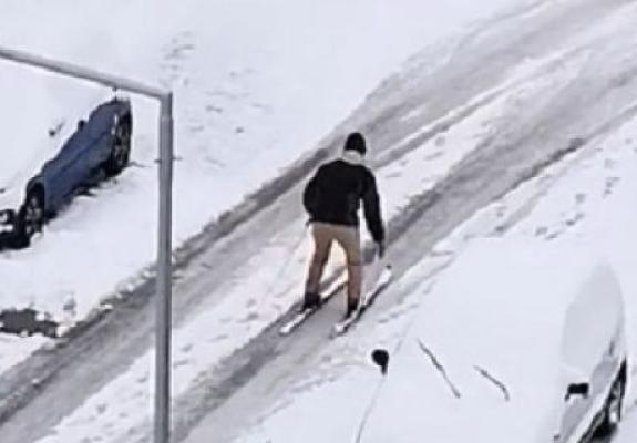 Θεσσαλονικιός κάνει σκι στη γειτονιά του