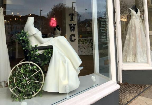 Μαγαζί με νυφικά στη Βρετανία έβαλε αναπηρικό στη βιτρίνα του