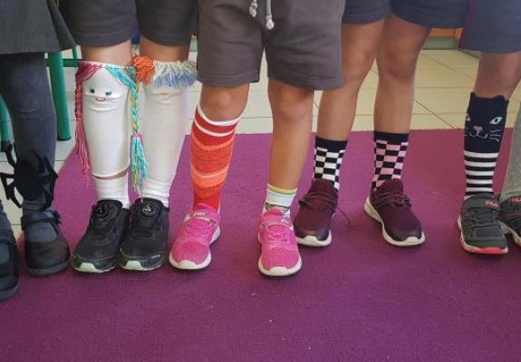 Μαθητές στην Πάφο πήγαν σχολείο με διαφορετικές κάλτσες