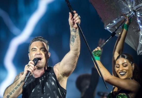Ο Robbie Williams συμβούλευσε τους νέους να παίρνουν ναρκωτικά