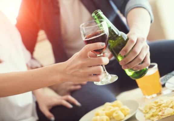 Ποιο προκαλεί περισσότερο hangover, το κρασί ή η μπύρα;