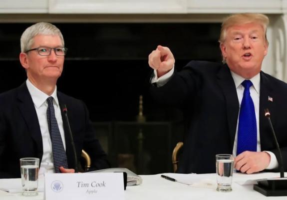 Trump: Ευχαρίστησε τον καλό του φίλο Tim... Apple