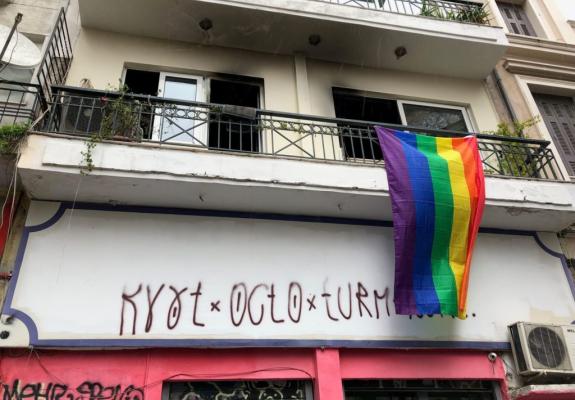 H σημαία του ουράνιου τόξου κυματίζει και πάλι στο κέντρο της Αθήνας