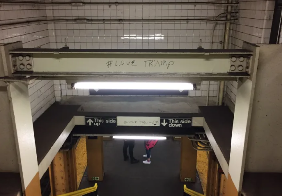 Γκραφιτάς θαυμαστής του Τραμπ συνελήφθη στο μετρό της Νέας Υόρκης