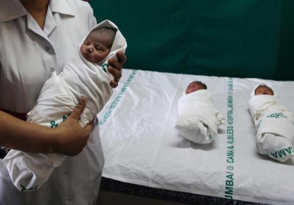 Γυναίκα γέννησε δίδυμα έναν μήνα μετά τη γέννηση του πρώτου της παιδιού