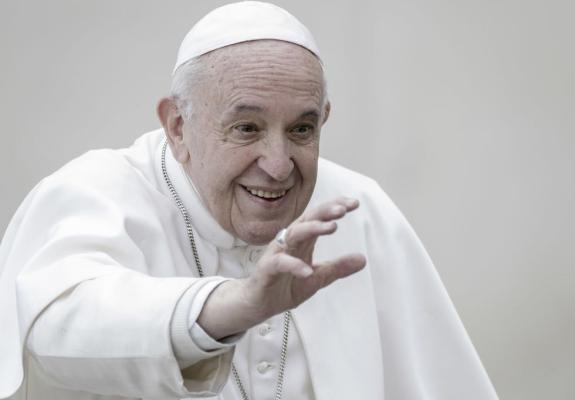 Γιατί ο Πάπας δεν αφήνει να του φιλήσουν το χέρι;