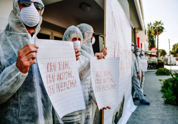 «Κλείστε το» λένε μέλη του SAVE AKAMAS μπροστά από το Τμήμα Περιβάλλοντος