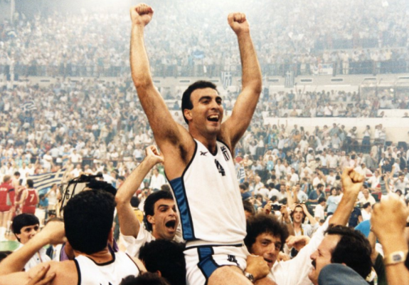 Τον θρύλο του ελληνικού μπάσκετ Νίκο Γκάλη αποθεώνει η FIFA