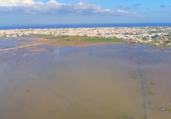 Άγνωστοι αδειάζουν παράνομα τη λίμνη στο Παραλίμνι